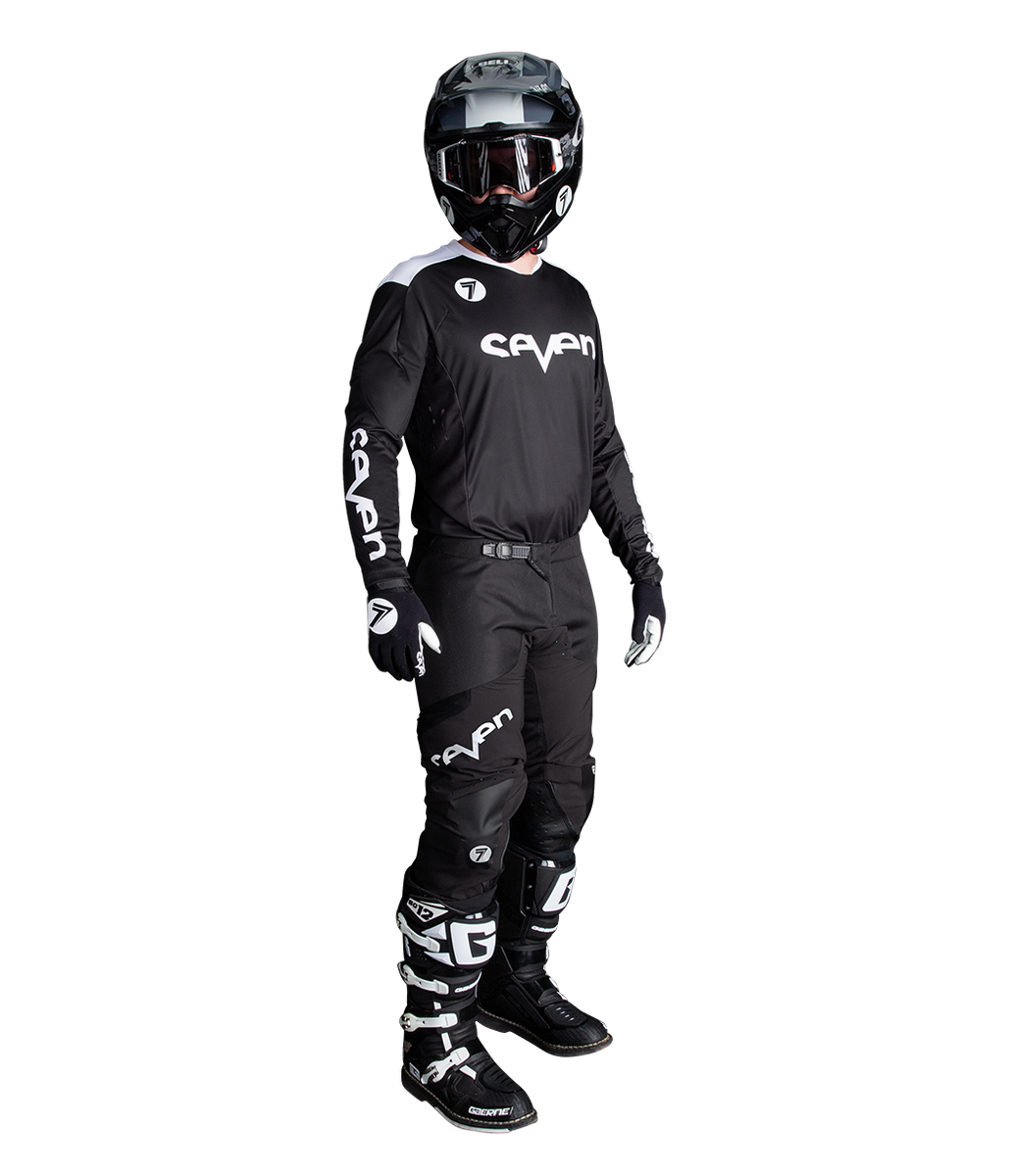 Rival_Staple_Black_Asset_Pose1